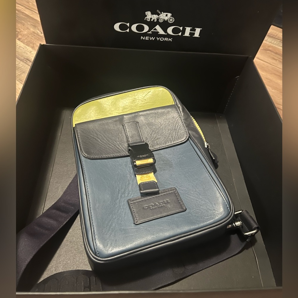 Coach mens sling bag, excellent condition… no marks and clean interior!